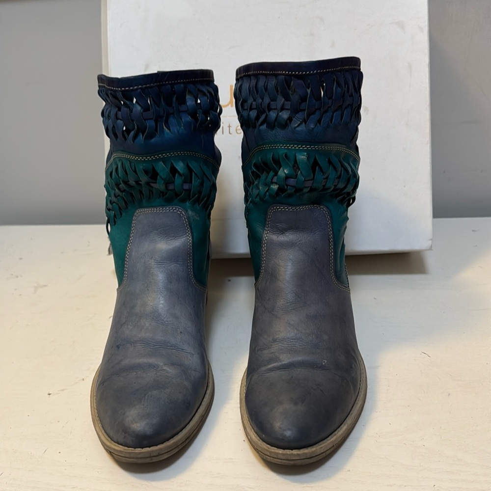 Summit by White Mountain Multi Color Boots